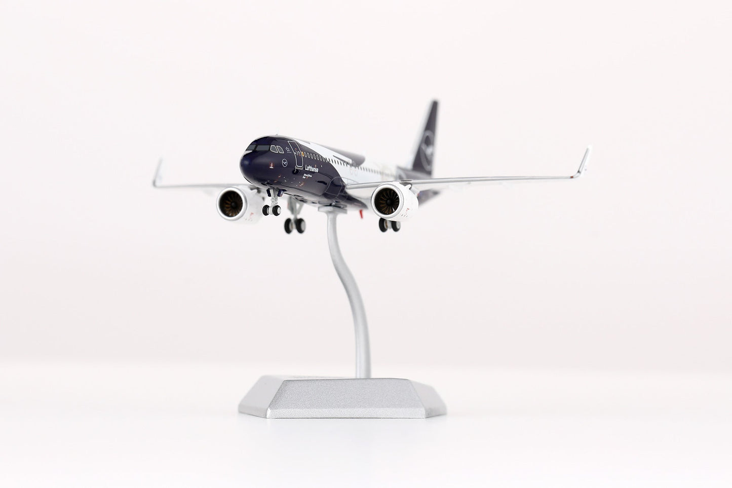 HX Models A420702F 1:400 Lufthansa A320NEO D-AIND "100 Years" "Flaps Down"