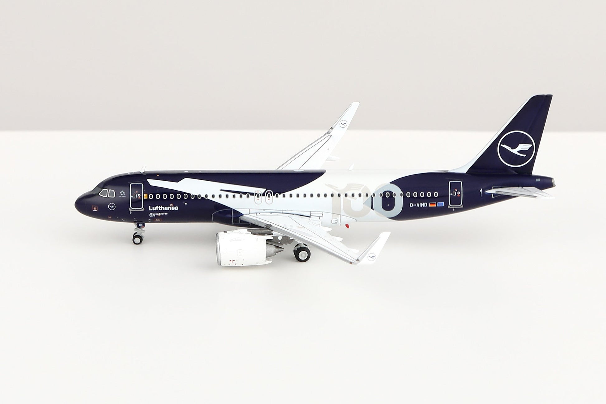HX Models A420702F 1:400 Lufthansa A320NEO D-AIND "100 Years" "Flaps Down"