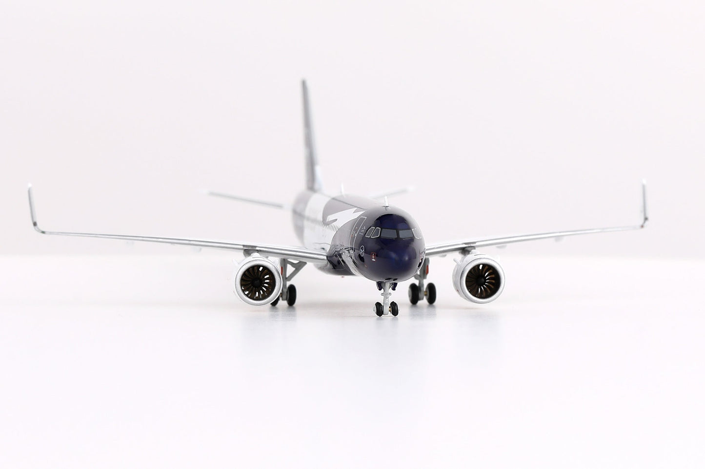 HX Models A420702F 1:400 Lufthansa A320NEO D-AIND "100 Years" "Flaps Down"