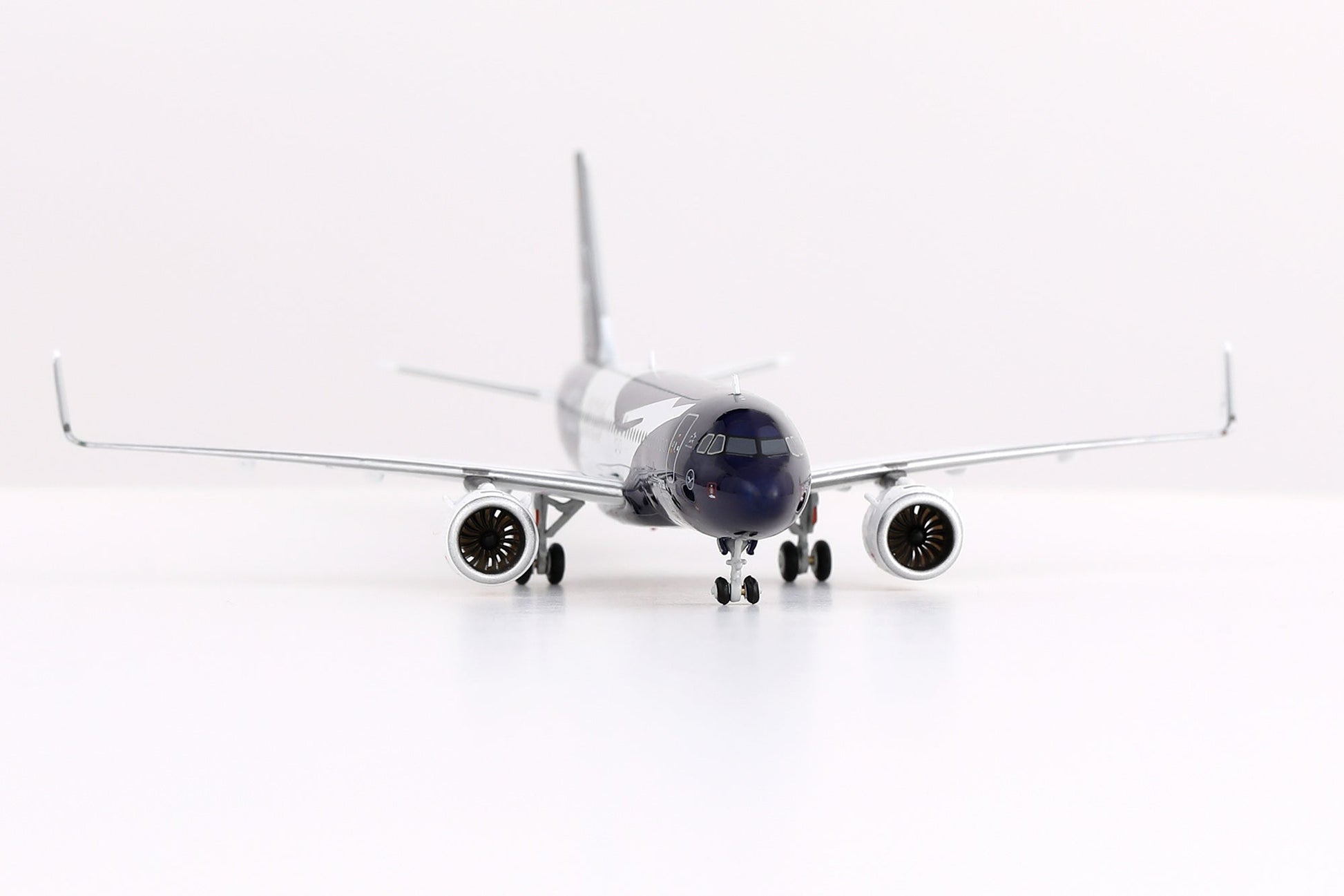 HX Models A420702F 1:400 Lufthansa A320NEO D-AIND "100 Years" "Flaps Down"