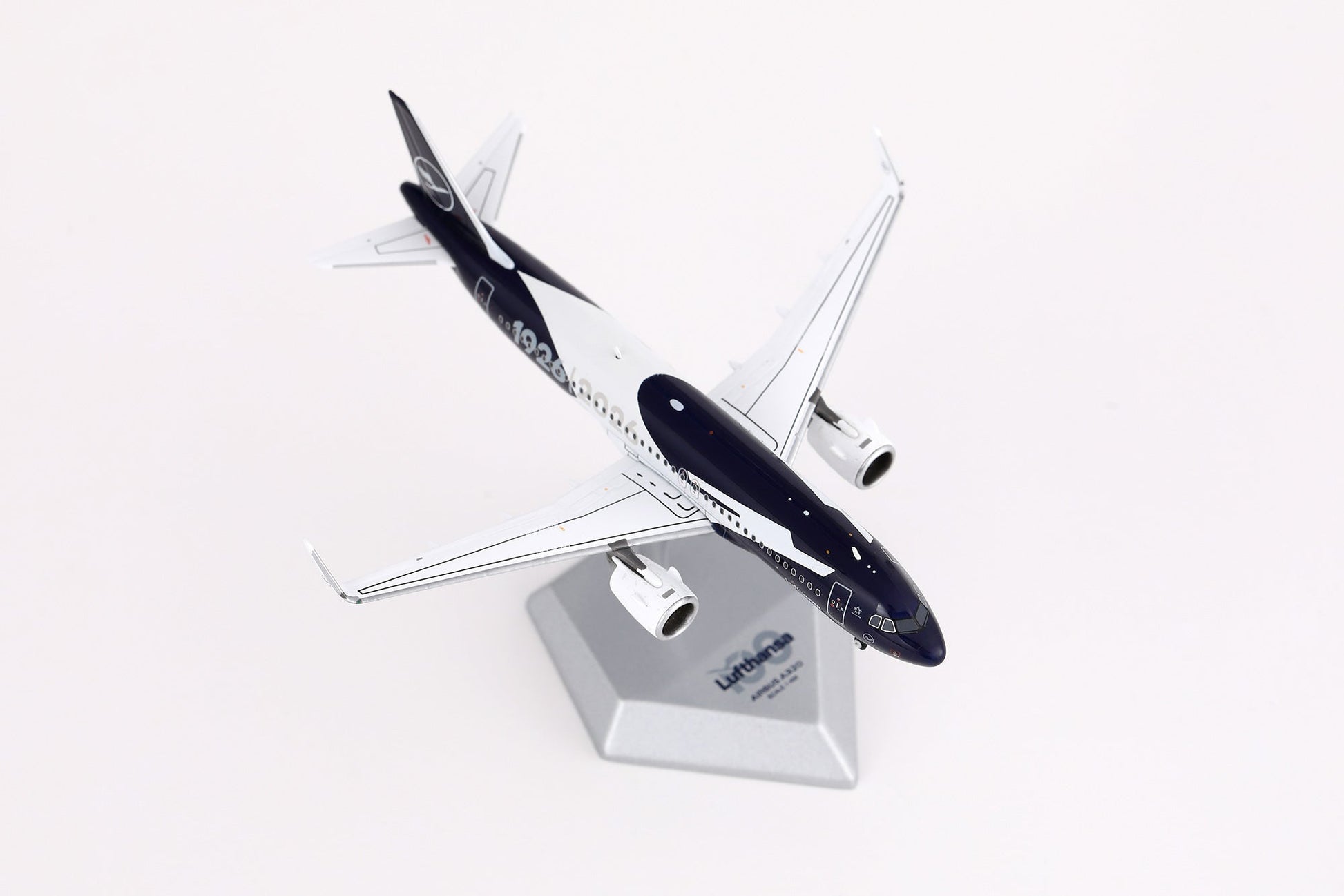 HX Models A420702F 1:400 Lufthansa A320NEO D-AIND "100 Years" "Flaps Down"