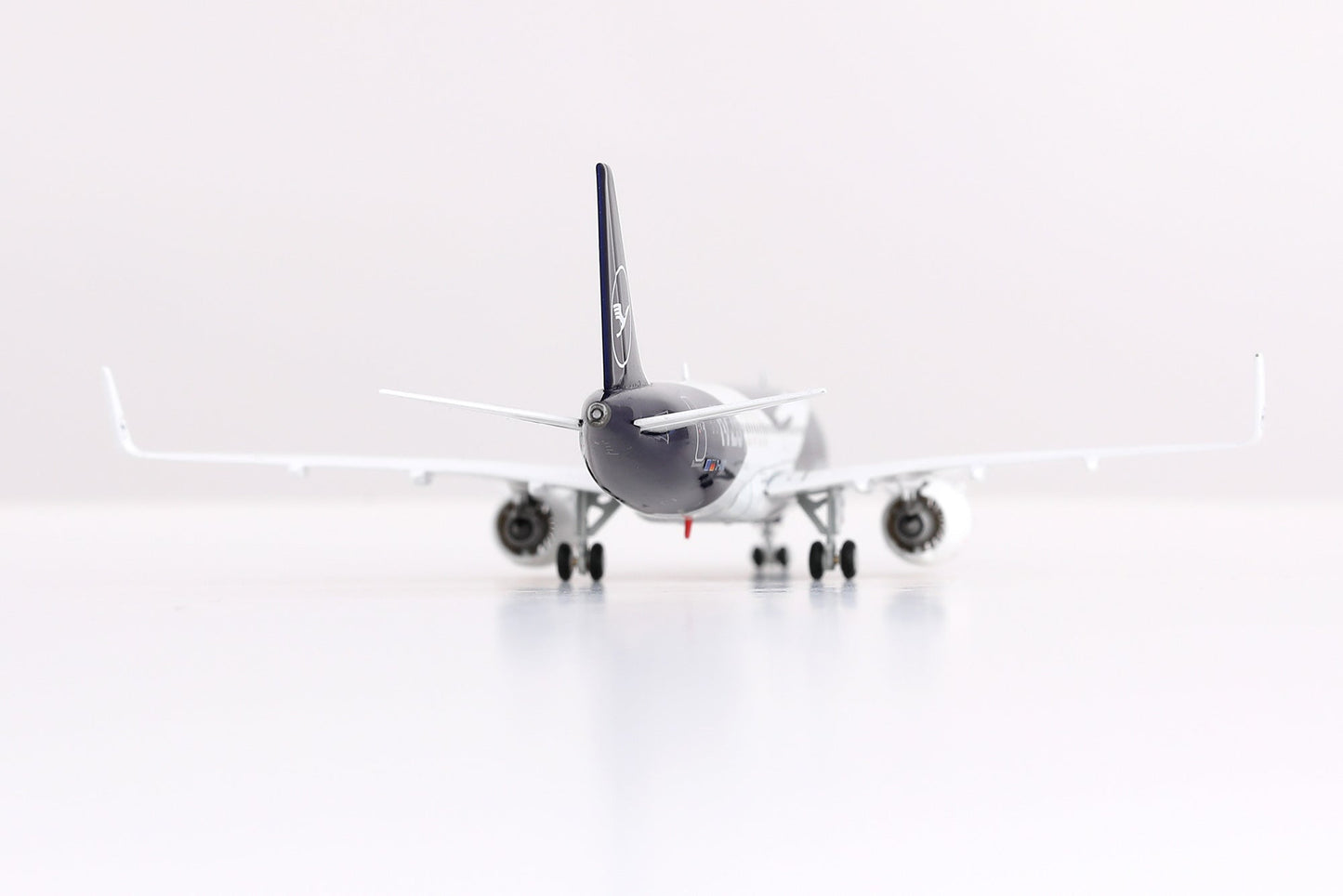 HX Models A420702F 1:400 Lufthansa A320NEO D-AIND "100 Years" "Flaps Down"