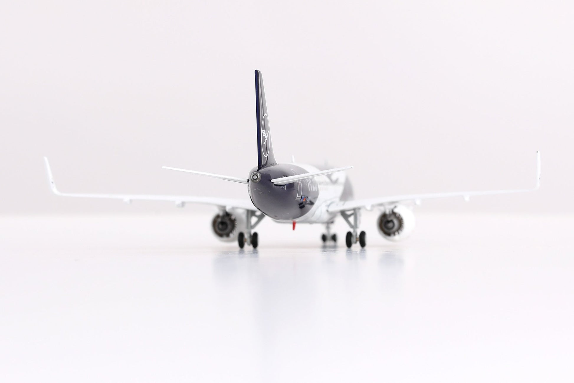 HX Models A420702F 1:400 Lufthansa A320NEO D-AIND "100 Years" "Flaps Down"