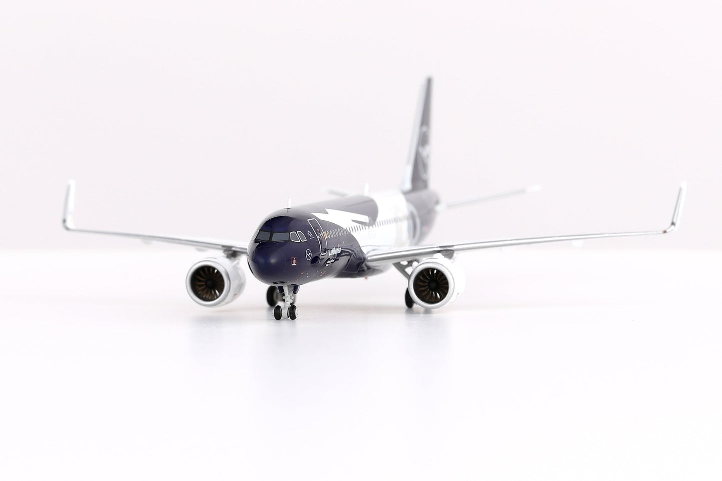 HX Models A420702F 1:400 Lufthansa A320NEO D-AIND "100 Years" "Flaps Down"