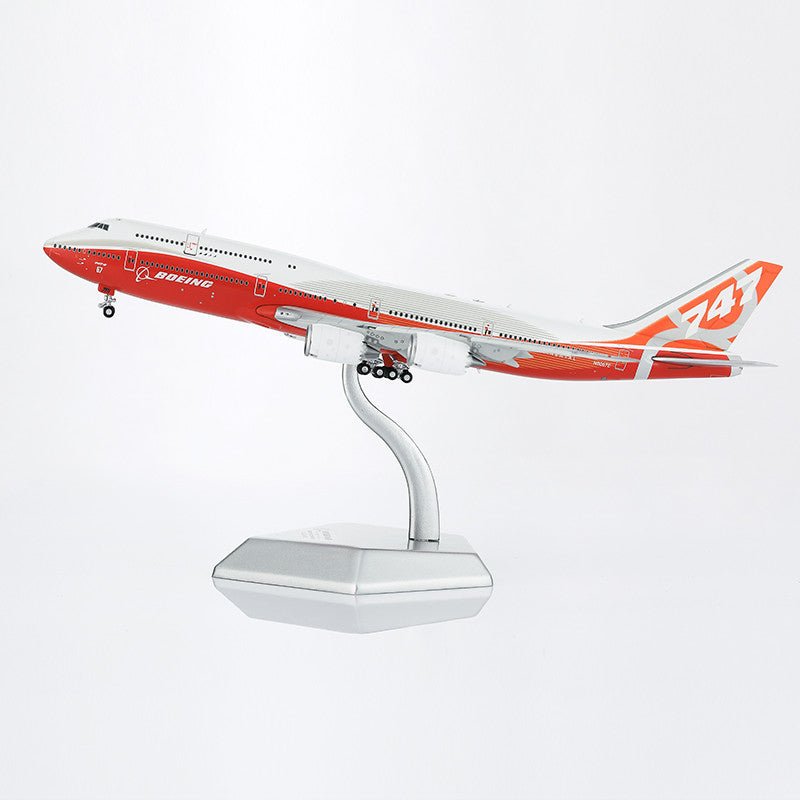 HX Models B631002F 1:400 Boeing Company B747 - 8 Red "House livery" Flaps - Down Version