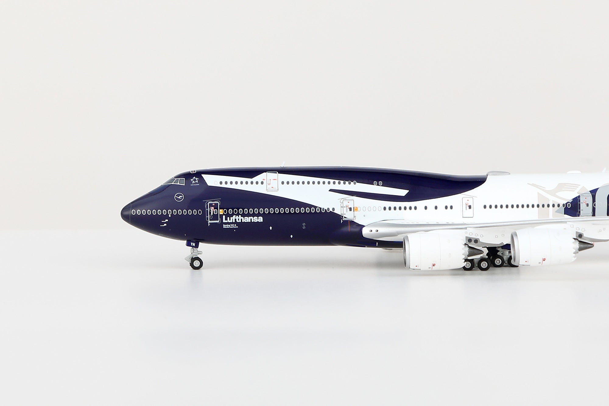 HX Models B631102F 1:400 Lufthansa 747-8 D-ABYN 100th Flaps Down