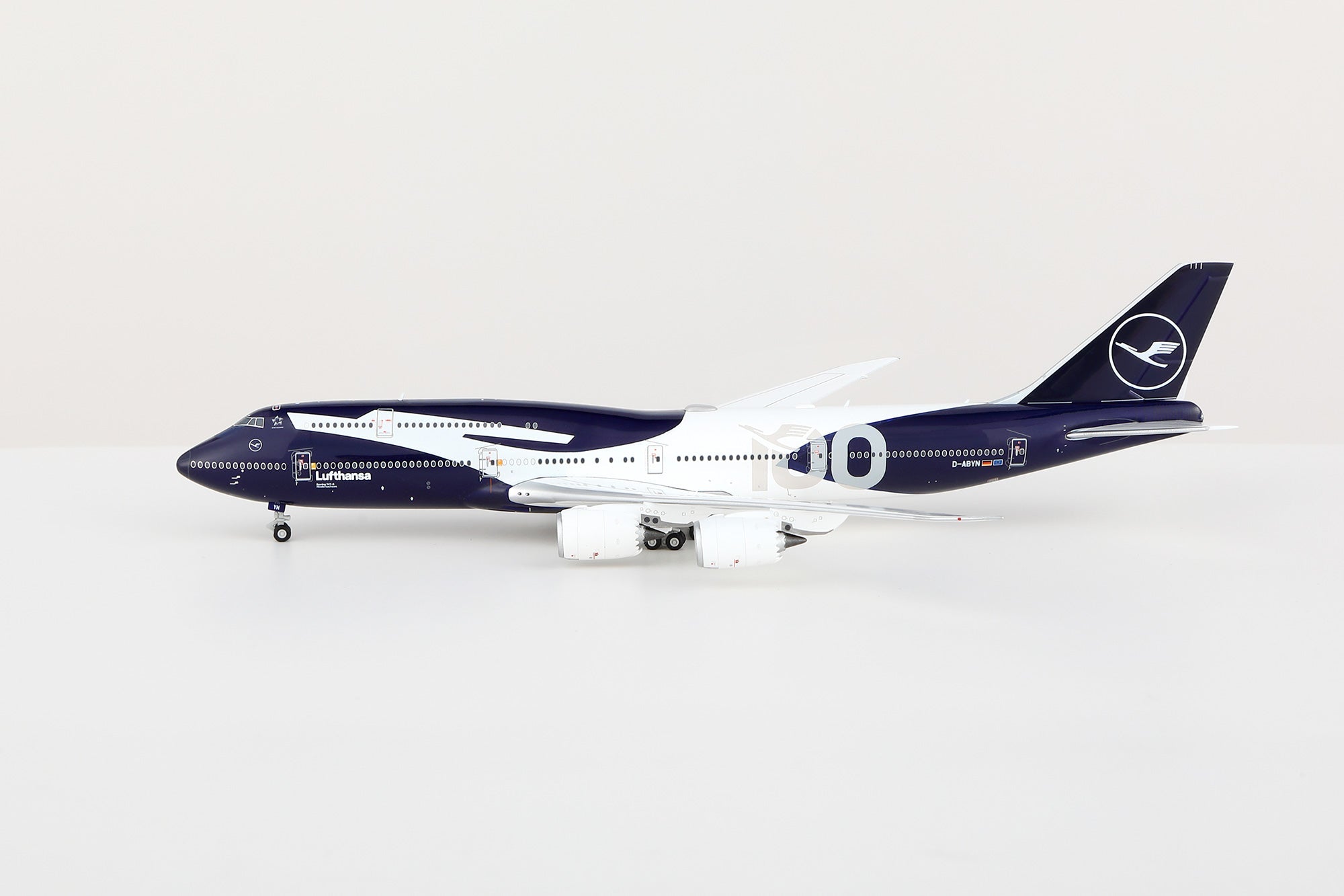 HX Models B631102F 1:400 Lufthansa 747-8 D-ABYN 100th Flaps Down