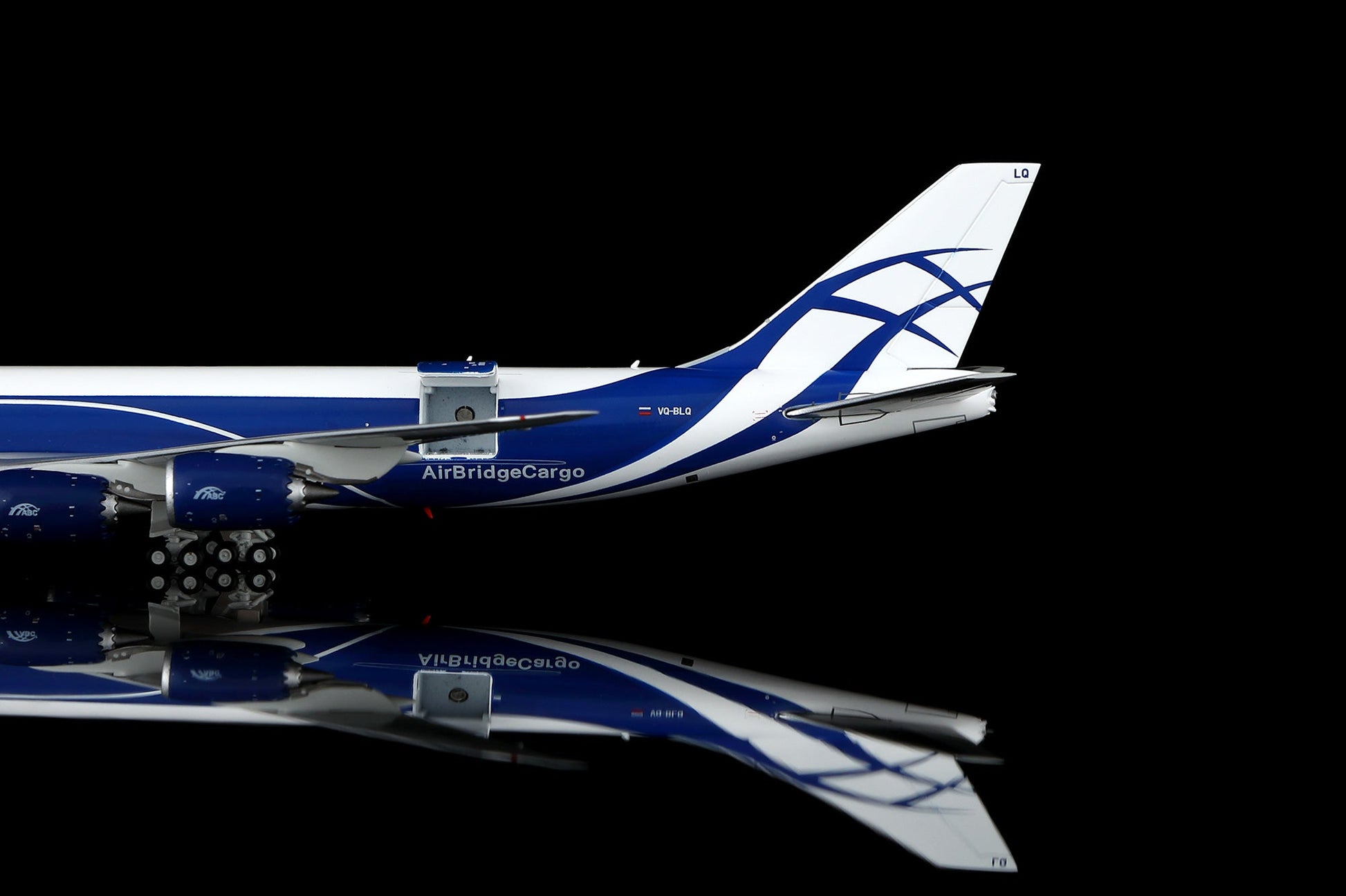 HX Models B632601F 1:400 Air Bridge Cargo B747-8F VQ-BLQ "Flaps Down"