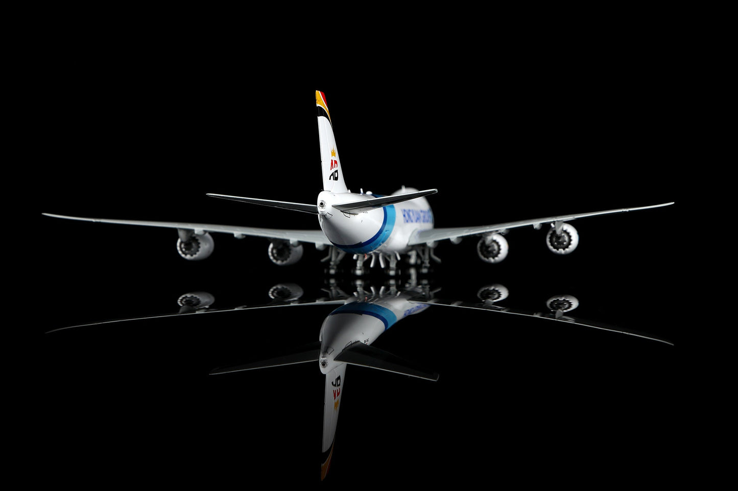 HX Models B633001C 1:400 Hongyuan Group Boeing 747-8F OE-LFC "Interactive Series"