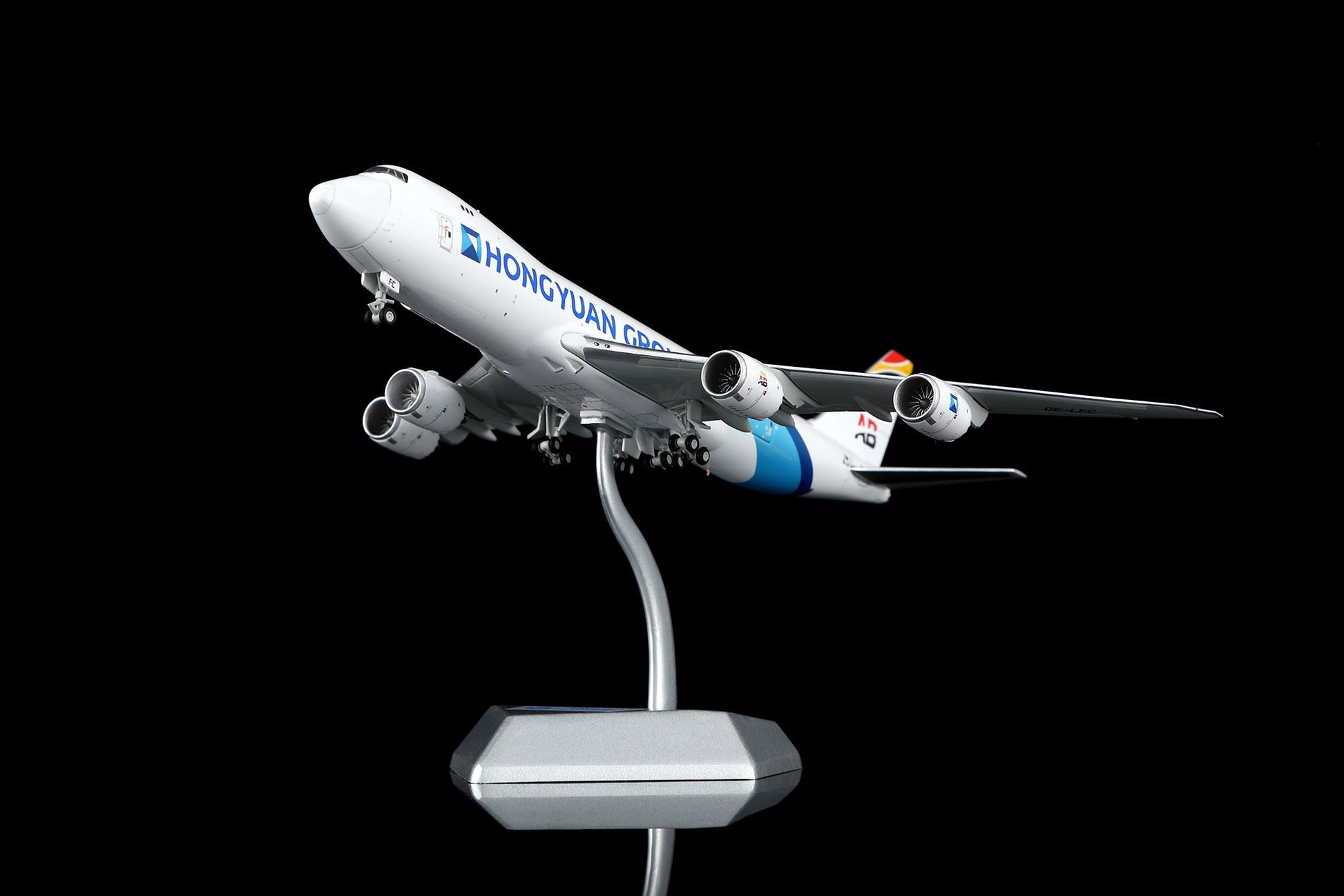 HX Models B633001F 1:400 Hongyuan Group Boeing 747-8F OE-LFC "Flaps Down"