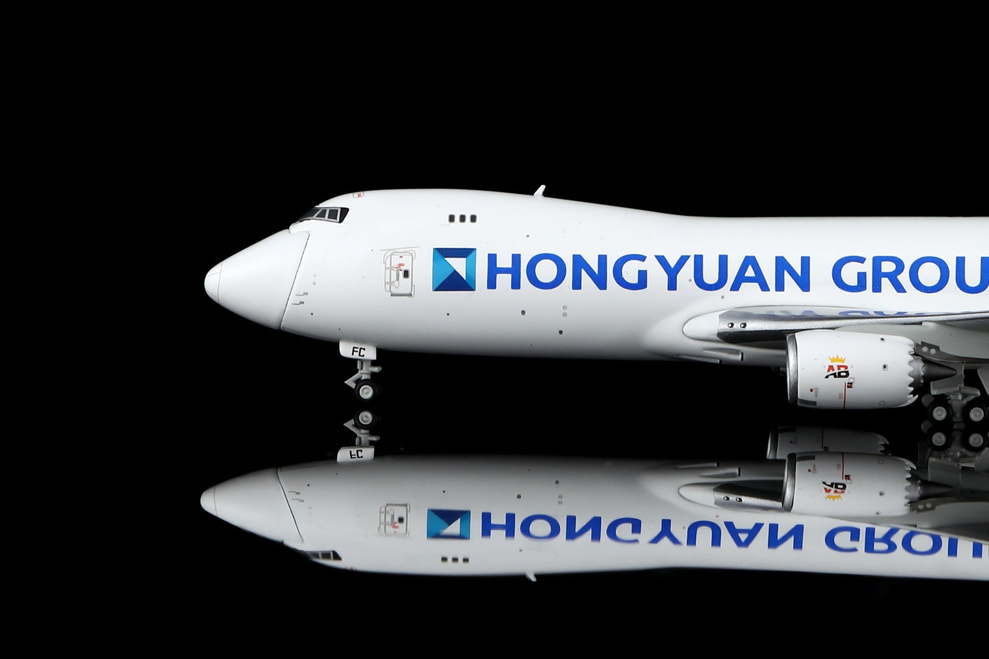 HX Models B633001F 1:400 Hongyuan Group Boeing 747-8F OE-LFC "Flaps Down"