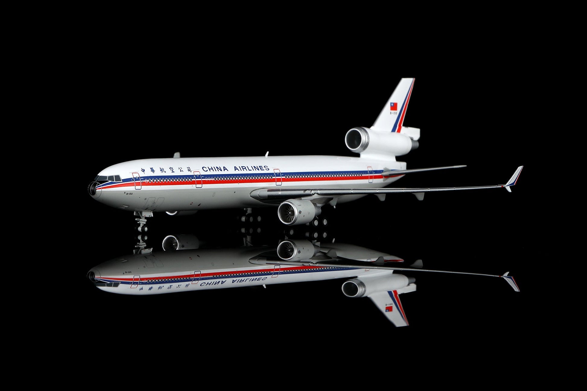 HX Models M101007 1:400 China Airlines MD-11 B-150