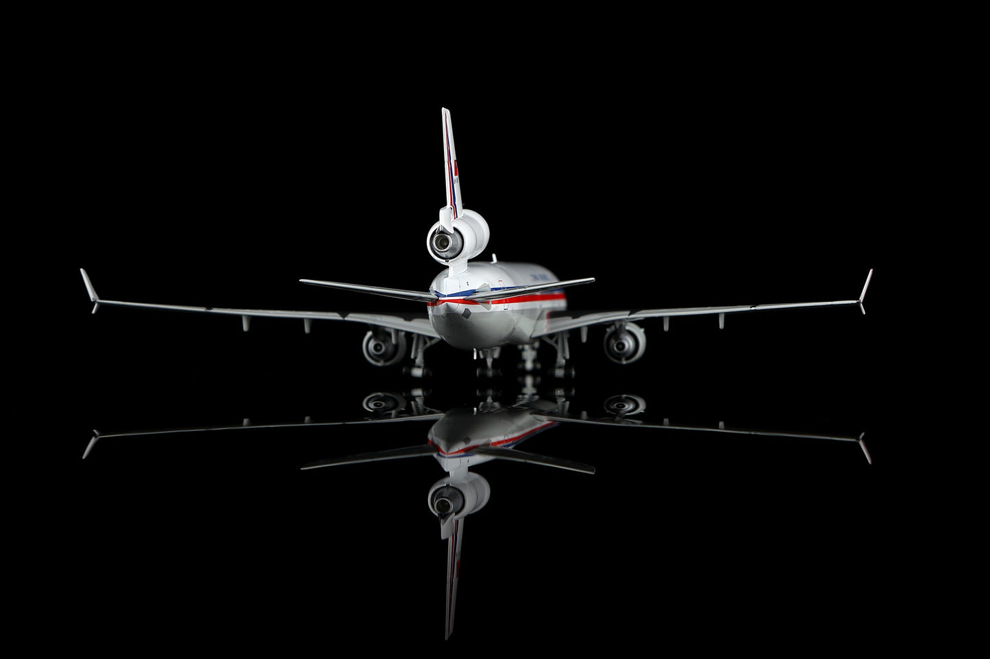 HX Models M101007 1:400 China Airlines MD-11 B-150