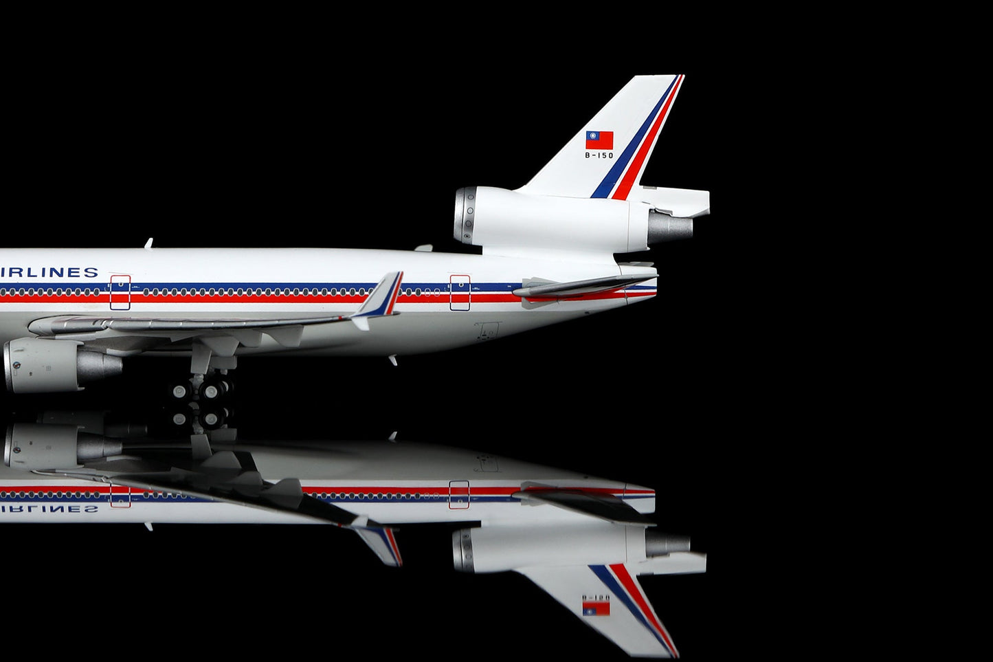 HX Models M101007F 1:400 China Airlines MD-11 B-150 "Flaps Down"