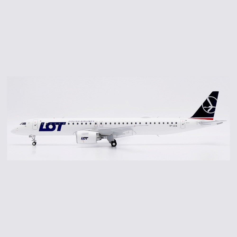 JC Wings 1:200 LOT Polish Airlines Embraer E195-E2 Reg: SP-LEA "Flaps Down" diecast model aircraft — SKU XX20872A