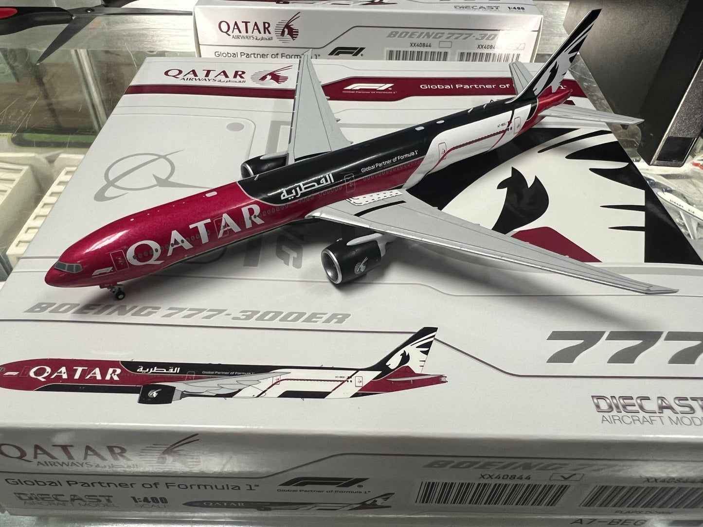 JC Wings XX40844 1:400 Qatar Airways Boeing 777 - 300ER "Formula 1" Reg: A7 - BEG