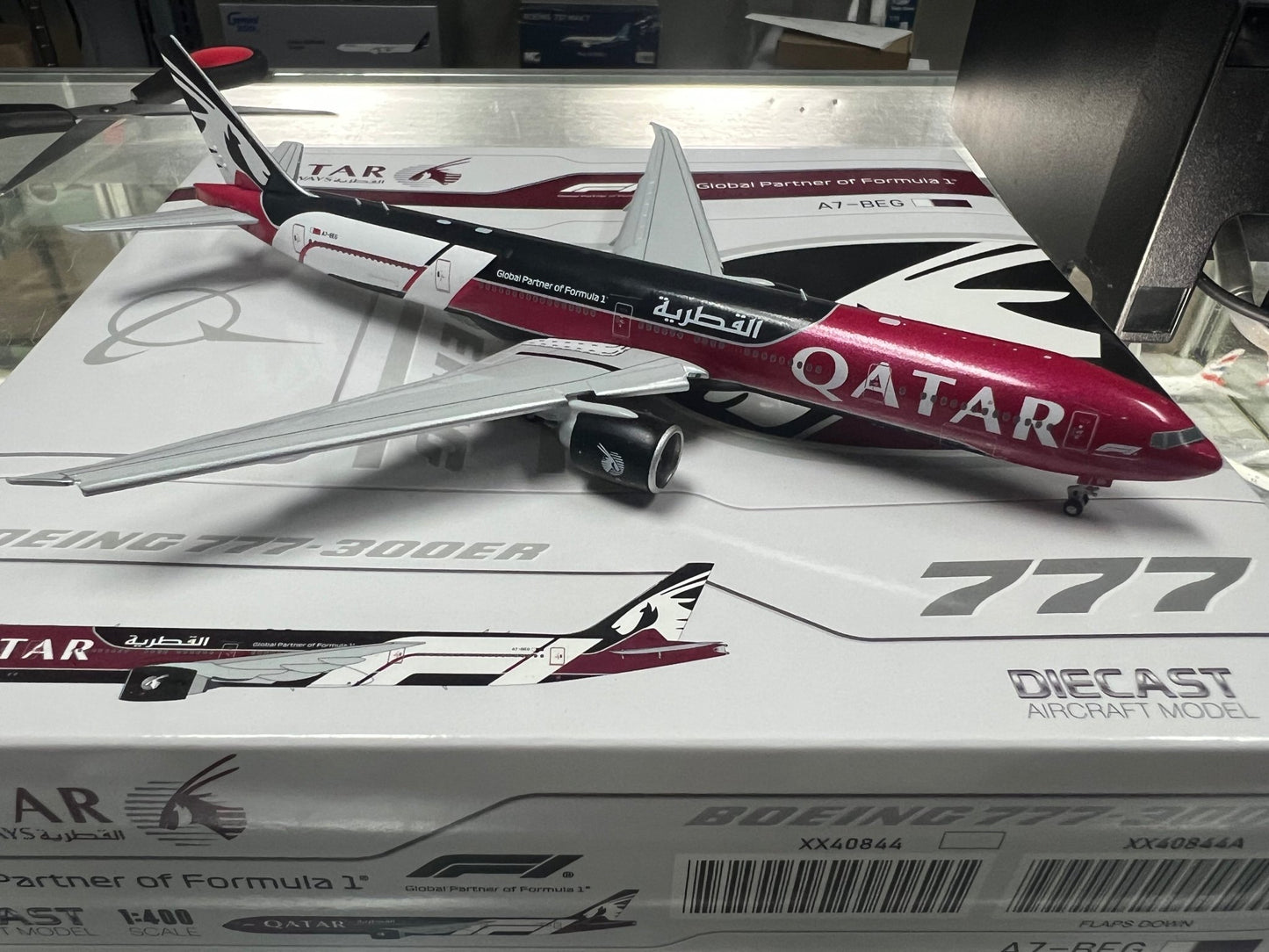 JC Wings XX40844A 1:400 Qatar Airways Boeing 777 - 300ER "Formula 1" Reg: A7 - BEG "Flaps Down"