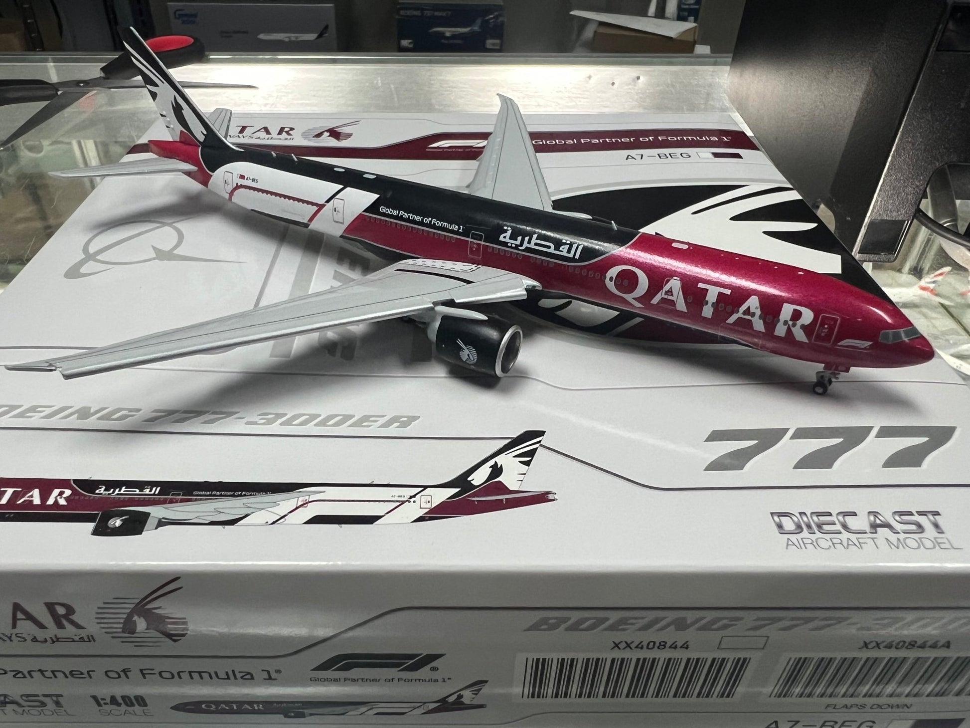 JC Wings XX40844A 1:400 Qatar Airways Boeing 777 - 300ER "Formula 1" Reg: A7 - BEG "Flaps Down"