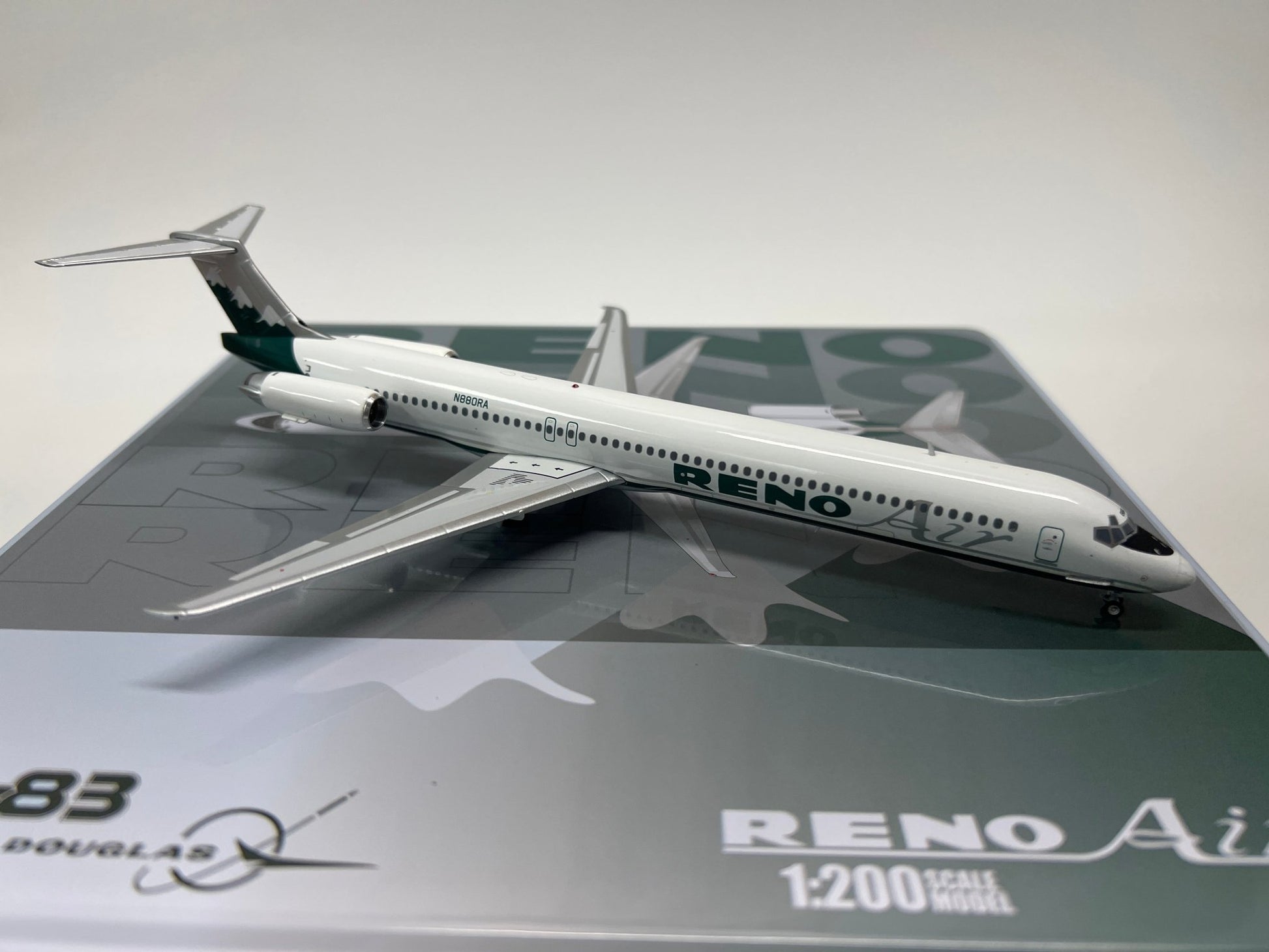 Jet-X Models JX024-2-001 1:200 Reno Air MD-83 N880RA