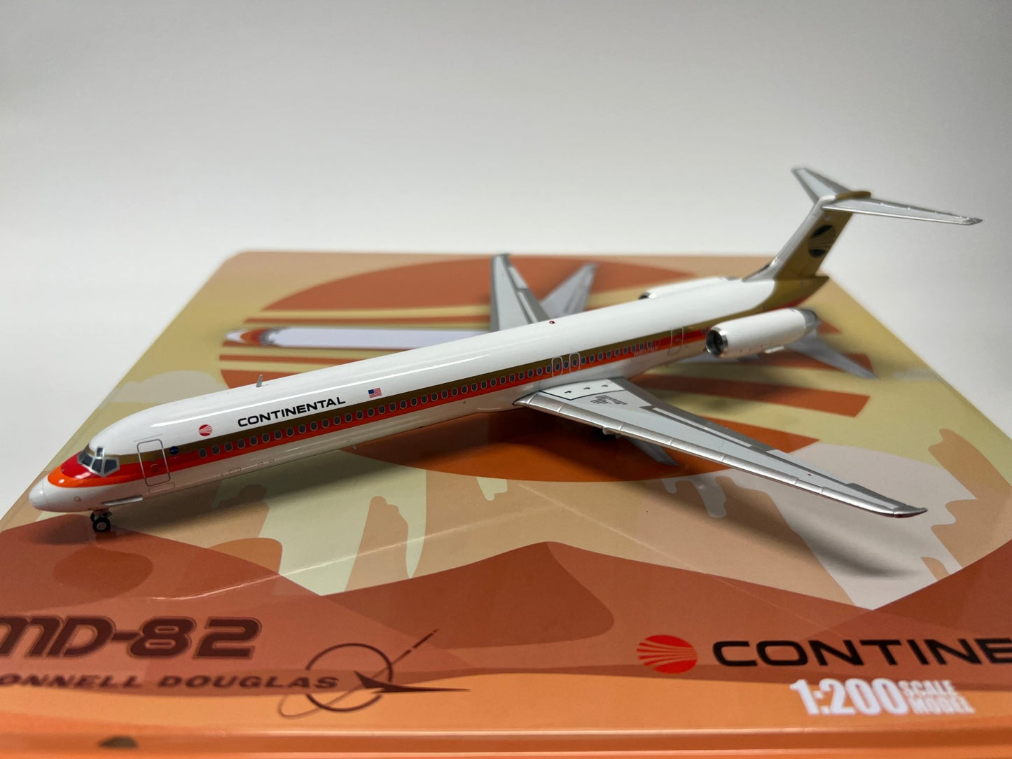 Jet-X Models JX024-2-002 1:200 Continental MD-82 Polished N802NY