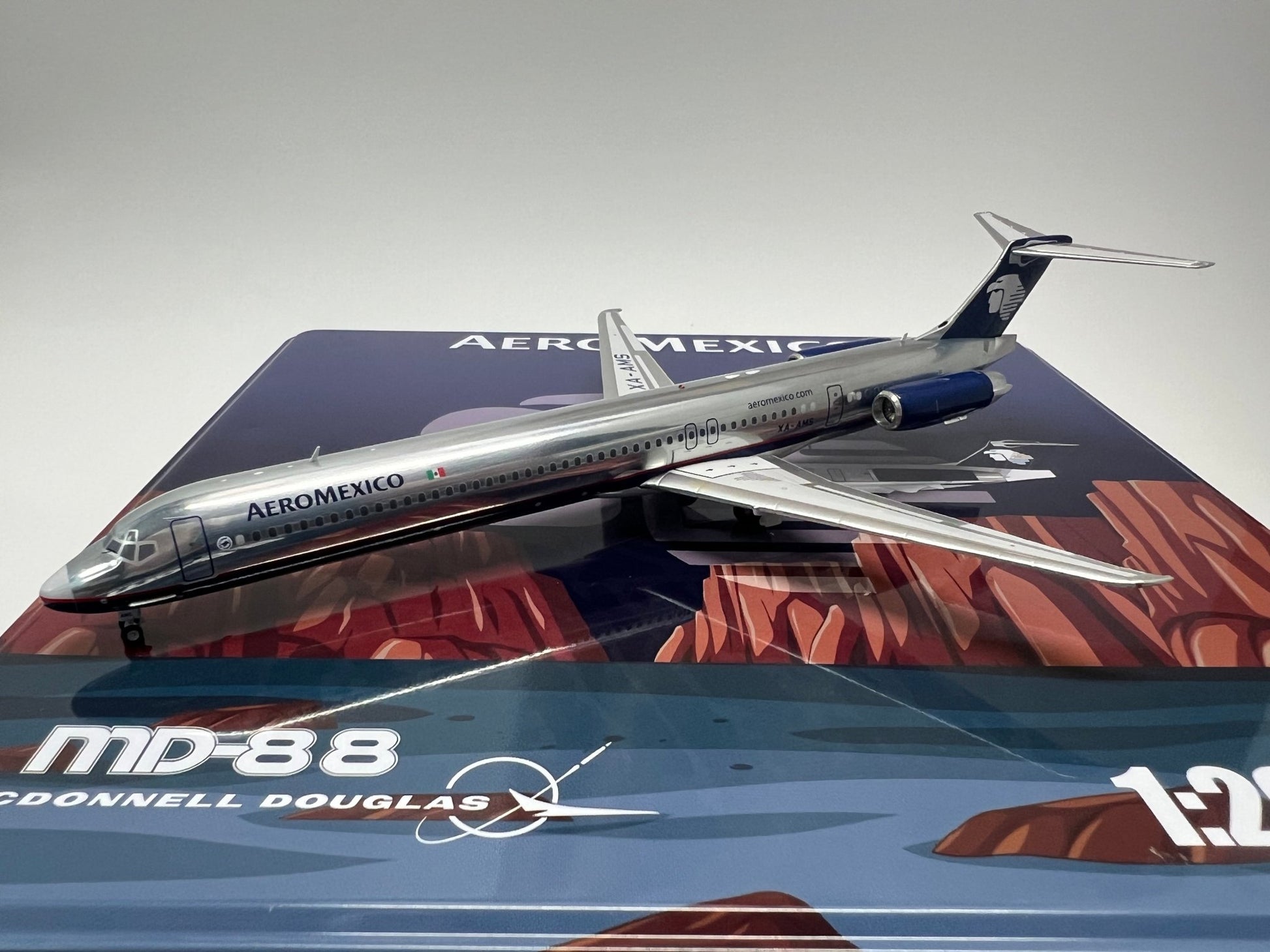 Jet-X Models JX024-2-004 1:200 AeroMexico MD-88 Polished XA-AMS
