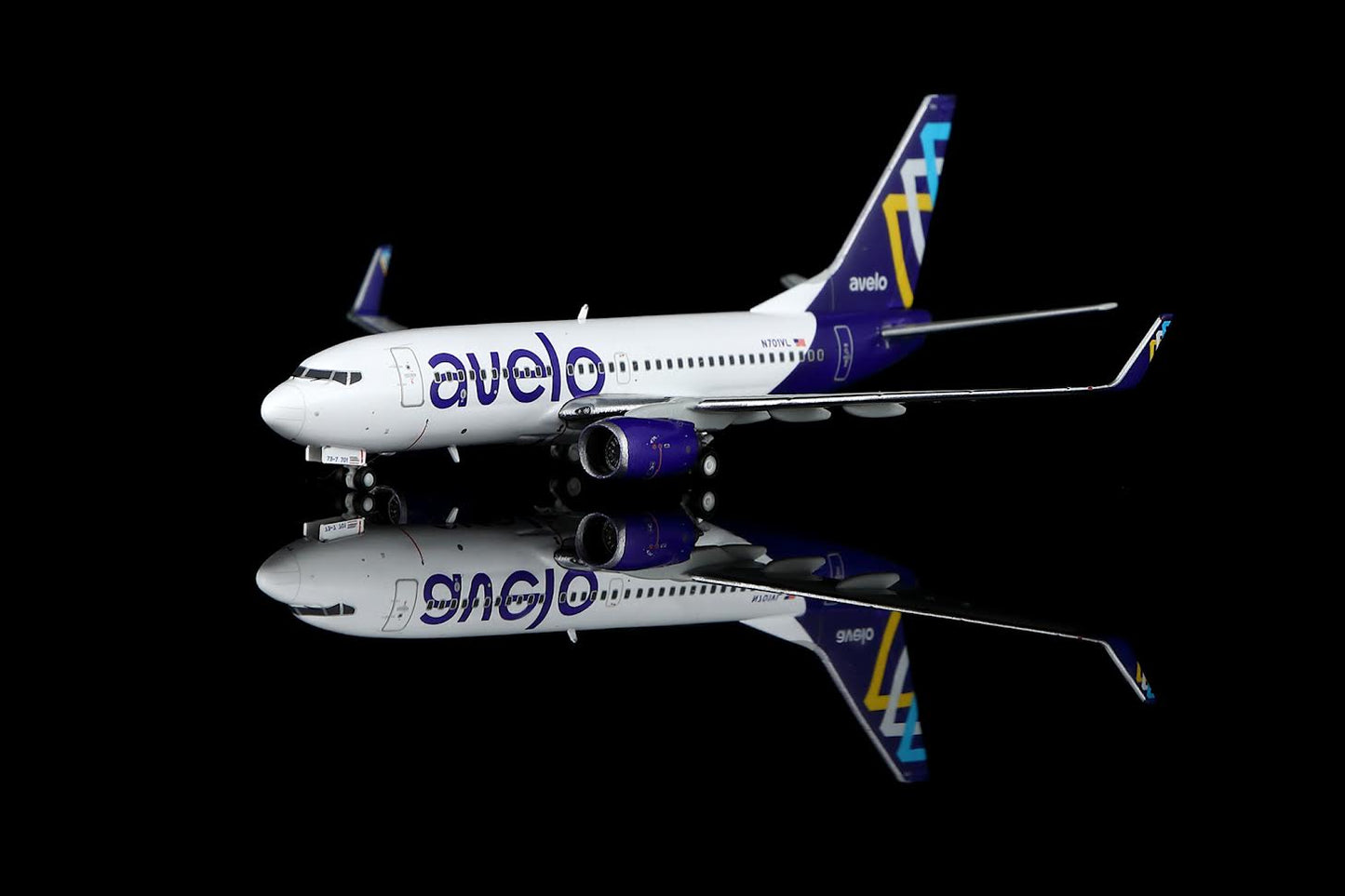 Legacy Jets LJ11516 - 5 1:400 Avelo Airlines Boeing 737 - 700 N701VL