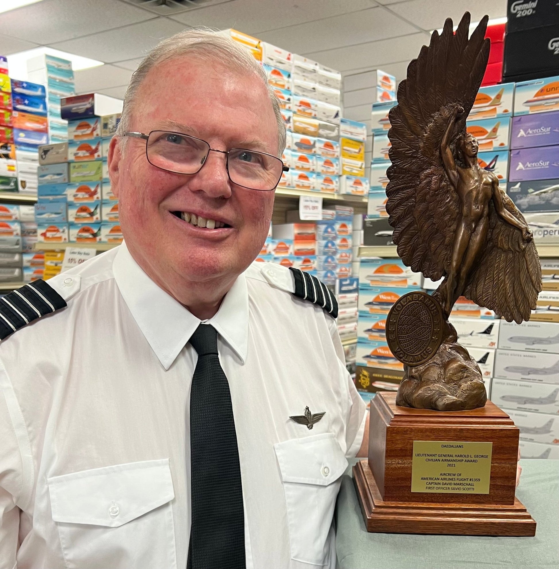 MTS Exclusive MTS321AASIG 1:200 Airbus A321 N177US American Airlines Signature Edition