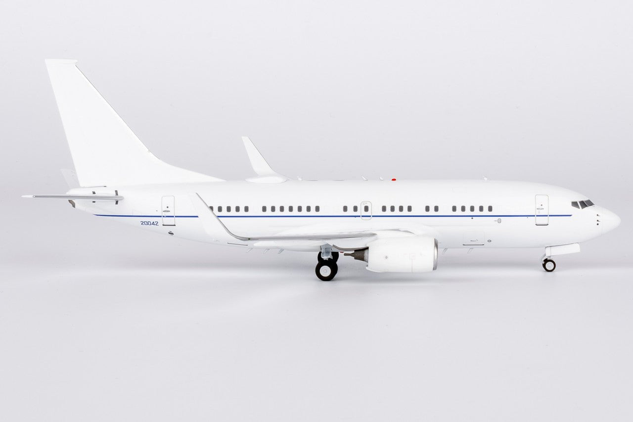 NG Models 05008 1:200 USA - Air Force C - 40B (737 - 700 BBJ) 02 - 0042 (white fuselage)