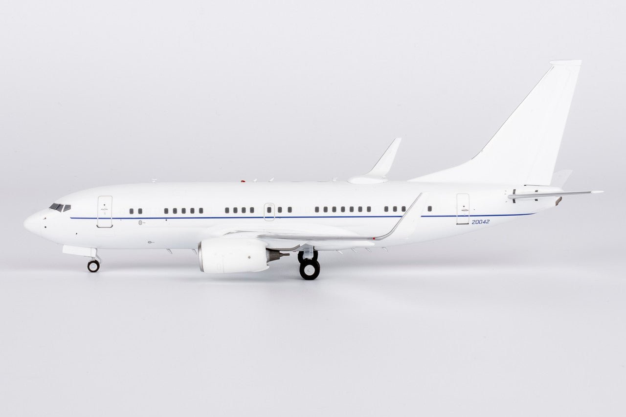 NG Models 05008 1:200 USA - Air Force C - 40B (737 - 700 BBJ) 02 - 0042 (white fuselage)