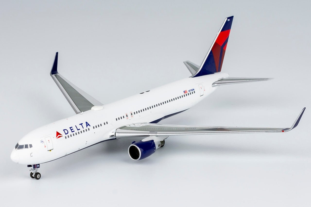 NG Models 17001 1:400 Delta Air Lines 767 - 300ER/w N174DN
