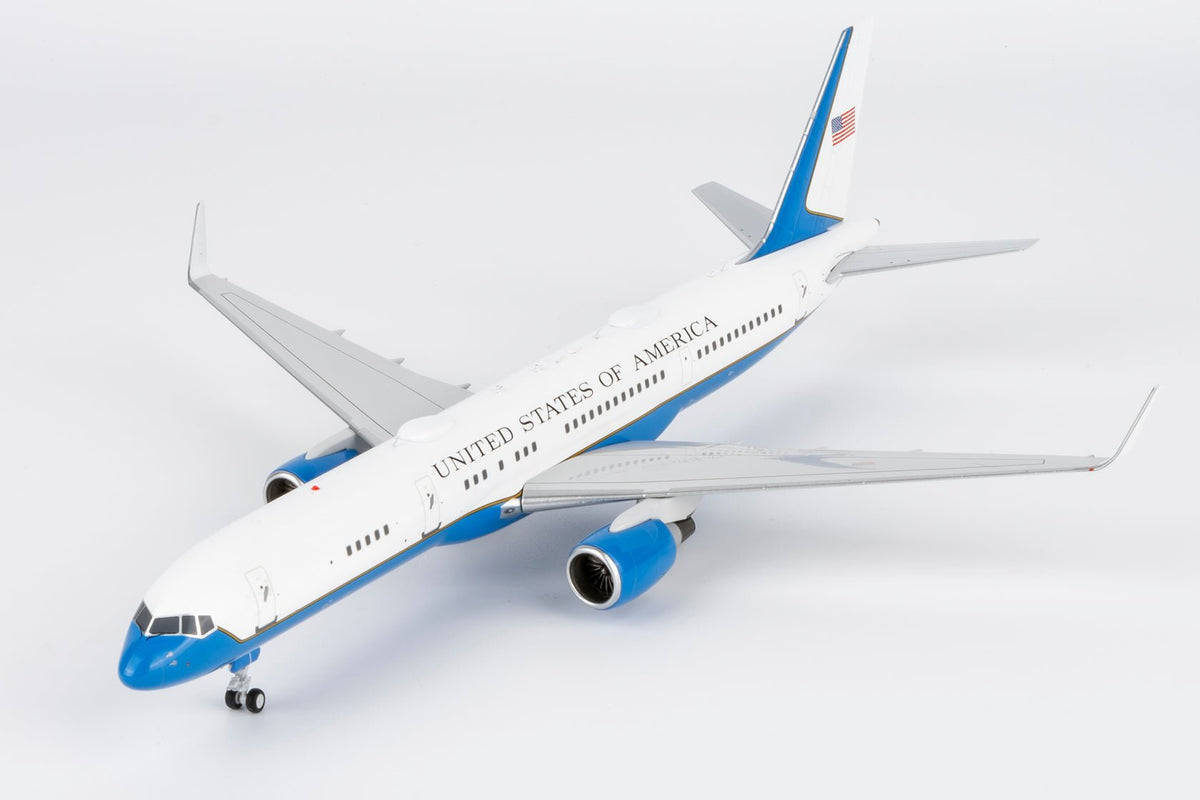 NG Models 42041 1:200 United States - US Air Force (USAF) C - 32A (757 - 200) 98 - 0001 (equipped with PW2040 engines)