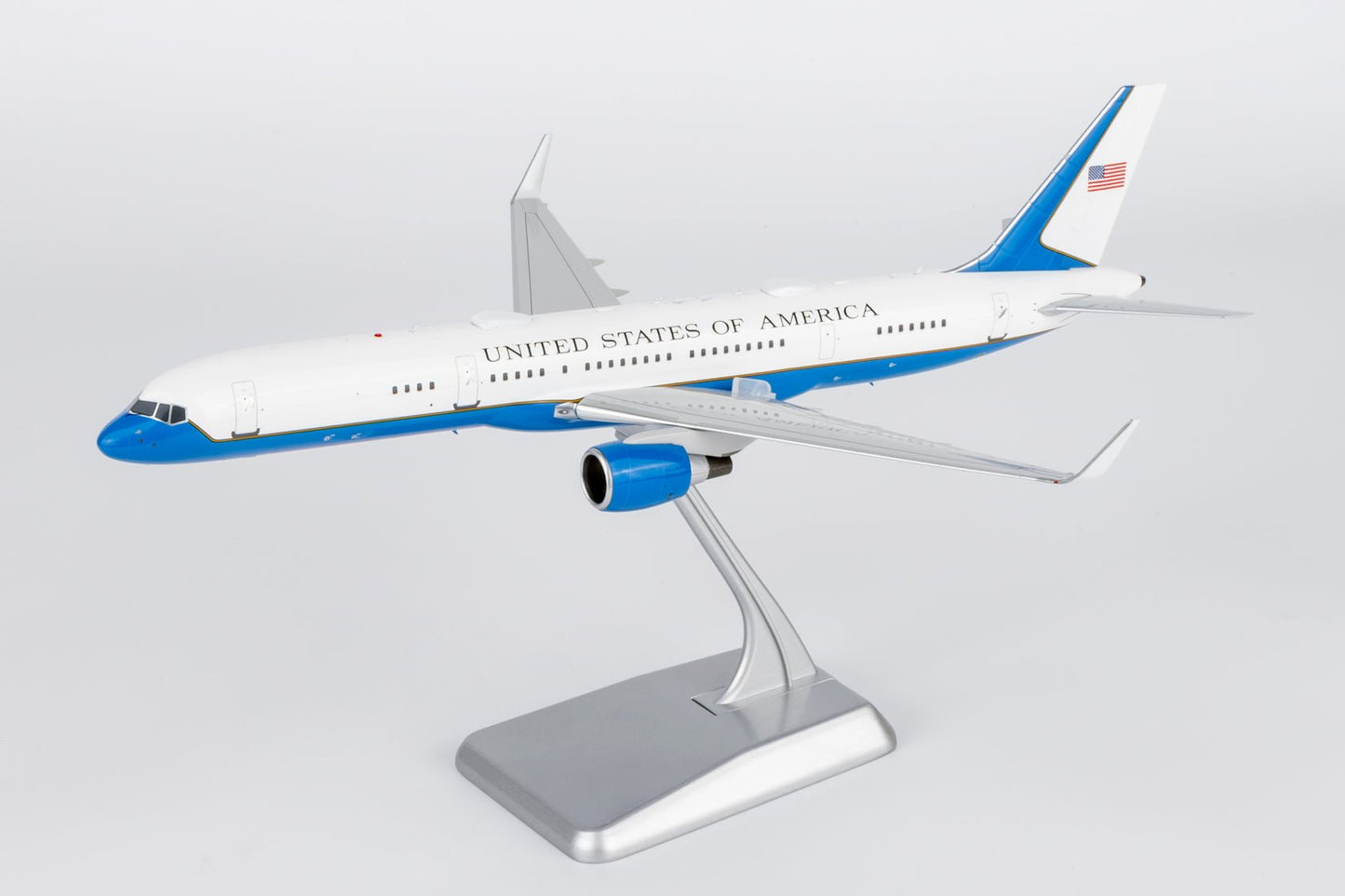 NG Models 42042 1:200 United States - US Air Force (USAF) C - 32A (757 - 200) 19 - 0018 (equipped with PW2040 engines)