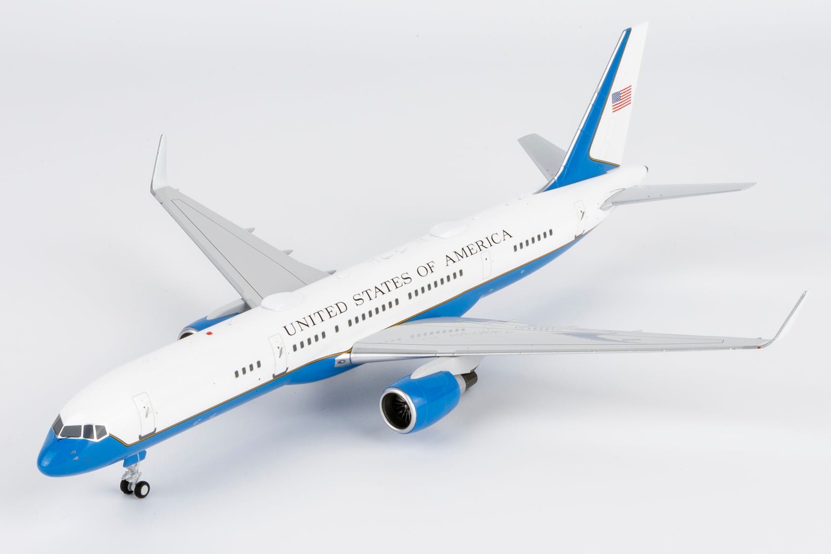 NG Models 42042 1:200 United States - US Air Force (USAF) C - 32A (757 - 200) 19 - 0018 (equipped with PW2040 engines)
