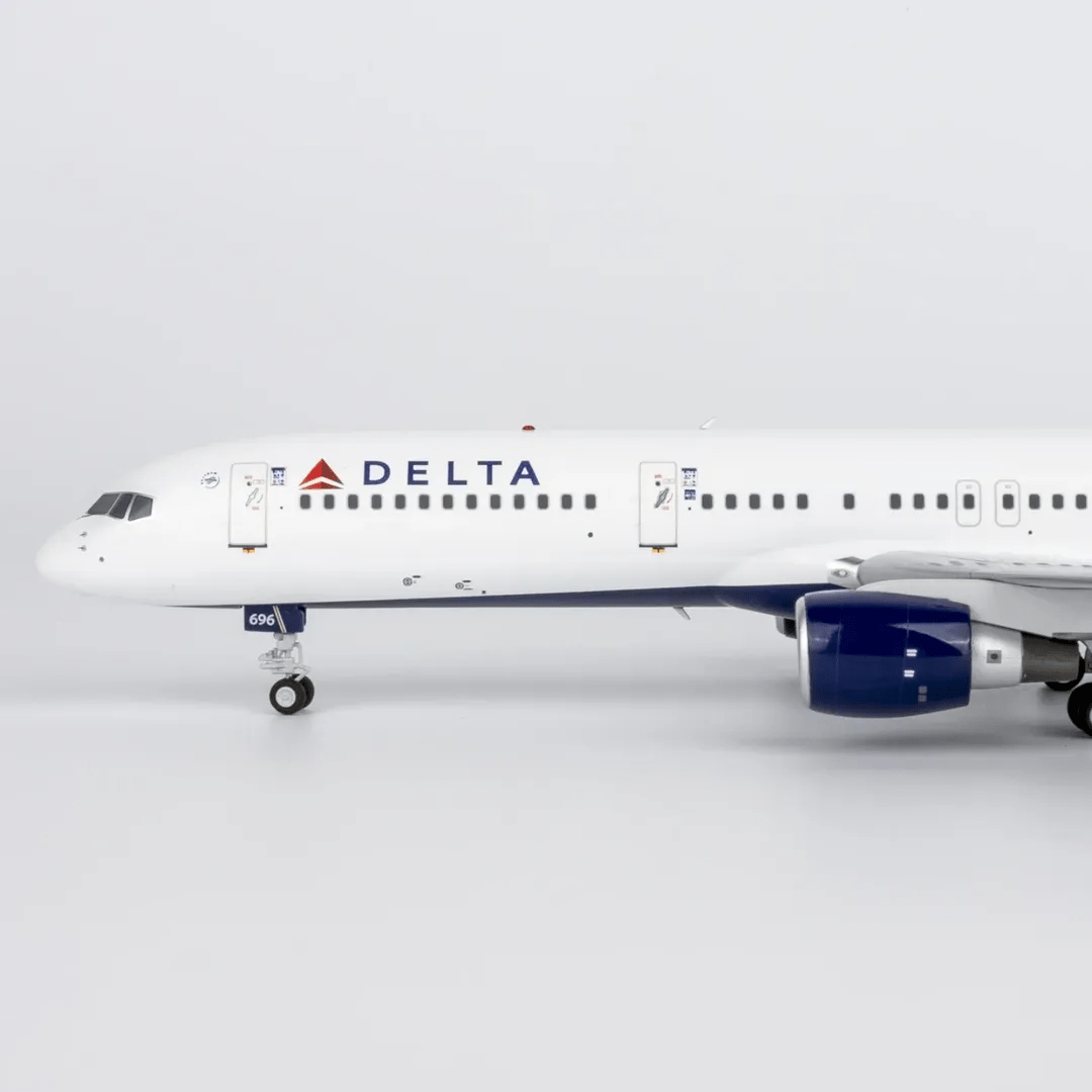 NG Models 42055 1:200 Delta Air Lines 757 - 200/w N696DL
