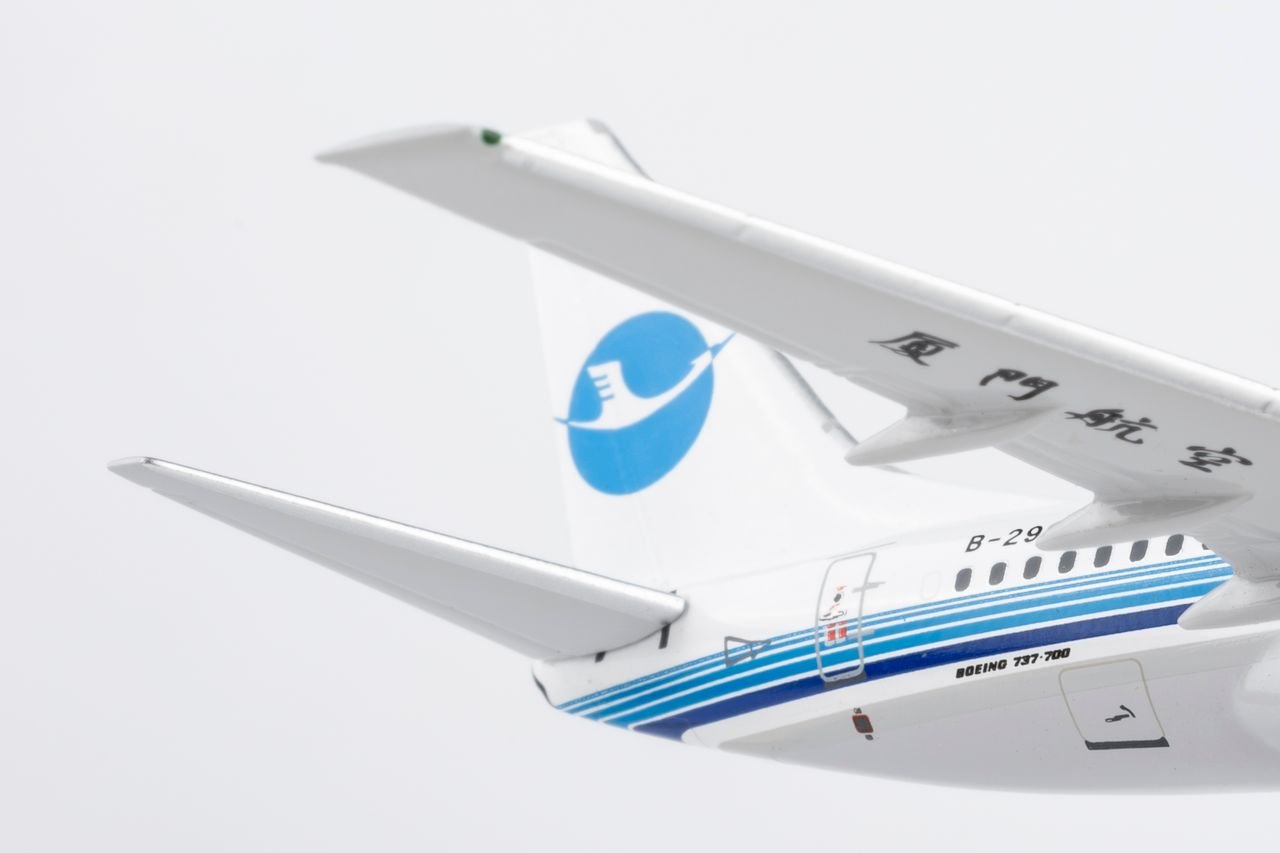 NG Models 64138 1:400 Xiamen Airlines 737 - 700 B - 2998 (classic colors; Xiamen Airlines' first 737 - 700)