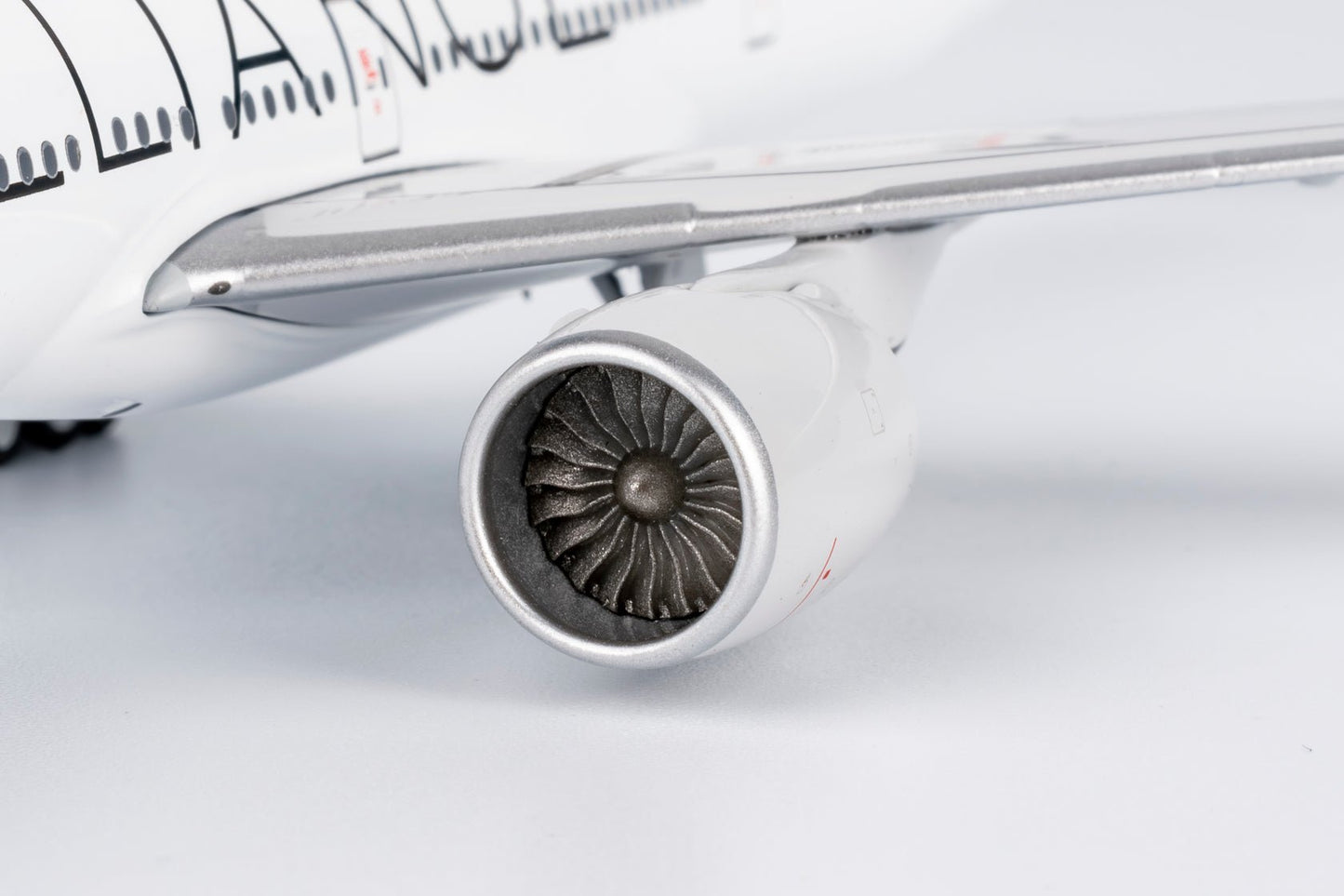 NG Models 73062 1:400 Air China 777 - 300ER B - 2032 (Star Alliance; with 15 years anniversary sticker)