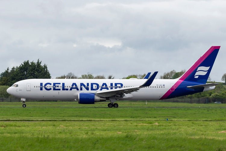 Phoenix 11911 1:400 Icelandair Boeing 767 - 300ER TF - ISO "Magenta"