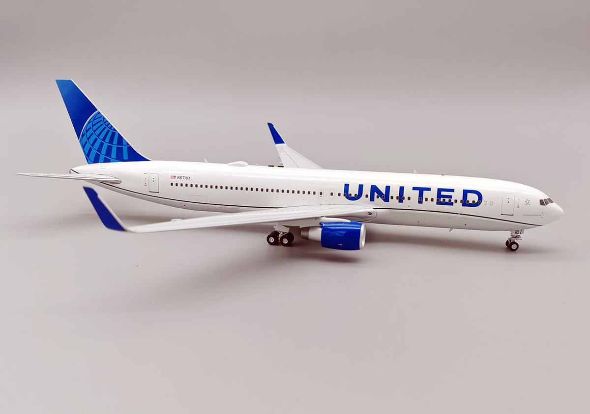 Pre - Order InFlight200 IF763UA0425 1:200 UNITED 767 - 300 N671UA