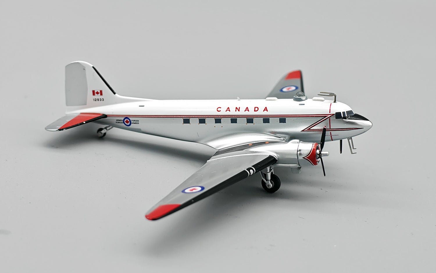InFlight200 IFDC3RCAF33 1:200 Canada Air Force Douglas DC-3 12933
