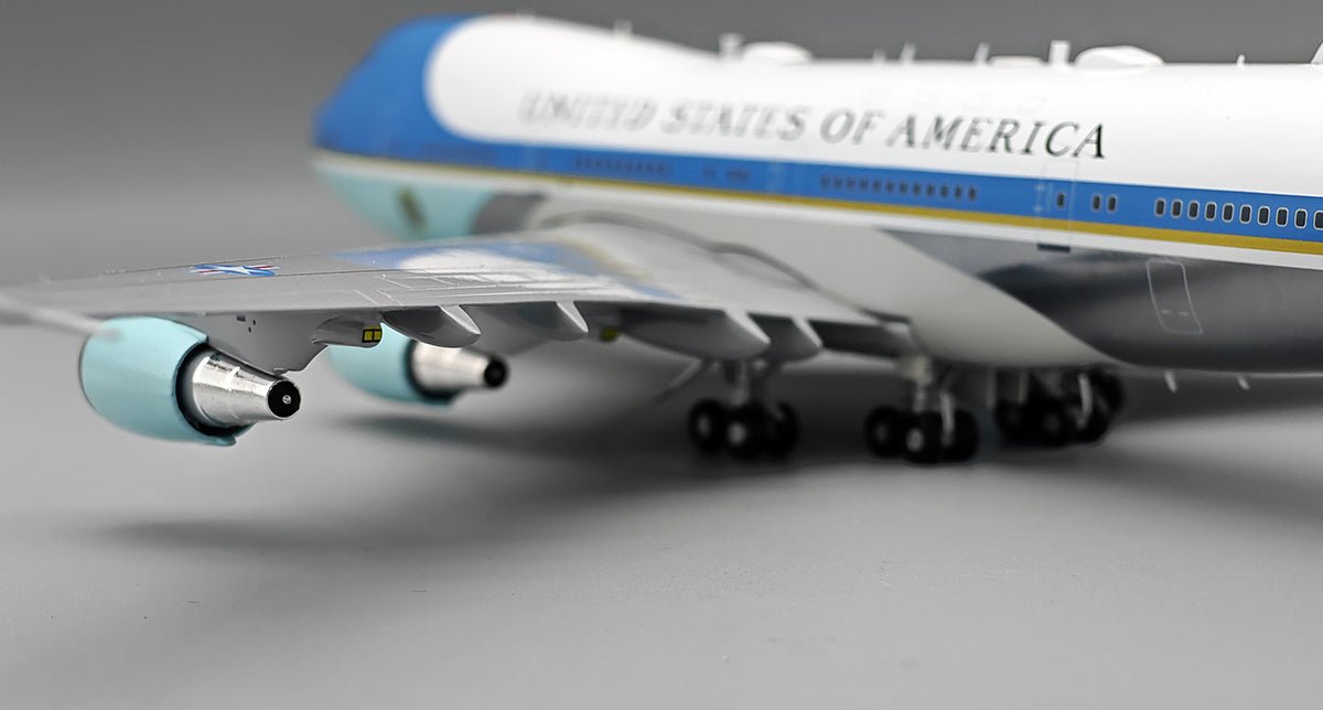 Pre-Order InFlight200 IFVC25A1126P 1:200 28000 USAF VC-25A Includes a Collectors’ Coin