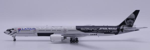 Pre - Order JC Wings EW477W007 1:400 LATAM Airlines Boeing 777 - 300ER "Galaxy's Edge" Reg: PT - MUA