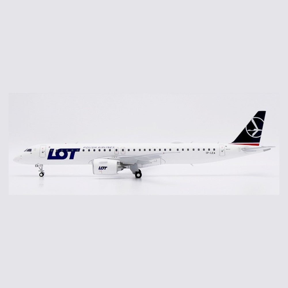Pre-Order JC Wings XX20872A 1:200 LOT Polish Airlines Embraer E195-E2 Reg: SP-LEA "Flaps Down"