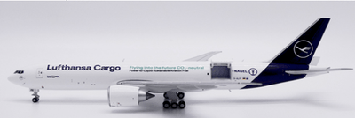 Pre - Order JC Wings XX40228C 1:400 Lufthansa Cargo Boeing 777F "Flying into the future CO2 - neutral""Interactive Series" Reg: D - ALFK