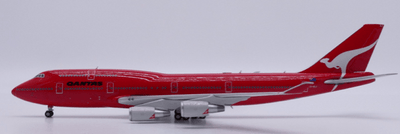 Pre - Order JC Wings XX40382 1:400 Qantas Boeing 747 - 400 "All Red" Reg: VH - OEJ