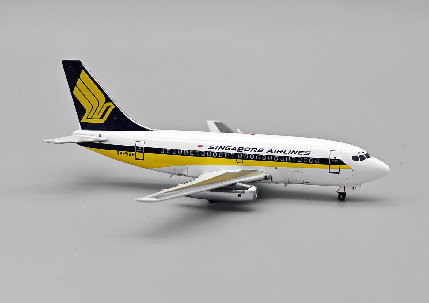 Pre - Order JFox JF - 737 - 1 - 003 1:200 737 - 112 Singapore Airlines 9V - BBE