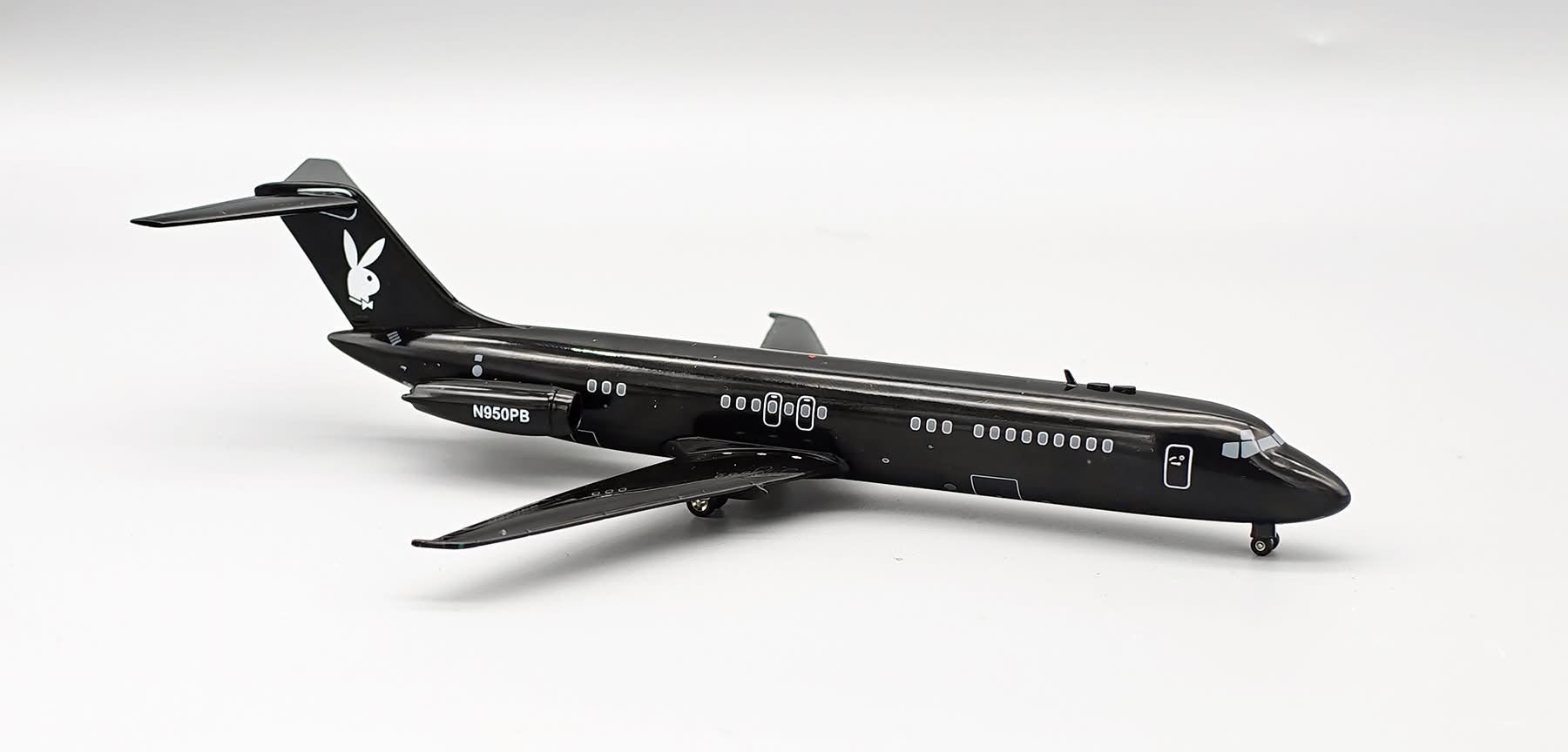 Pre - Order JFox JF - DC9 - 3 - 001 1:200 DC - 9 - 32 Playboy N950PB