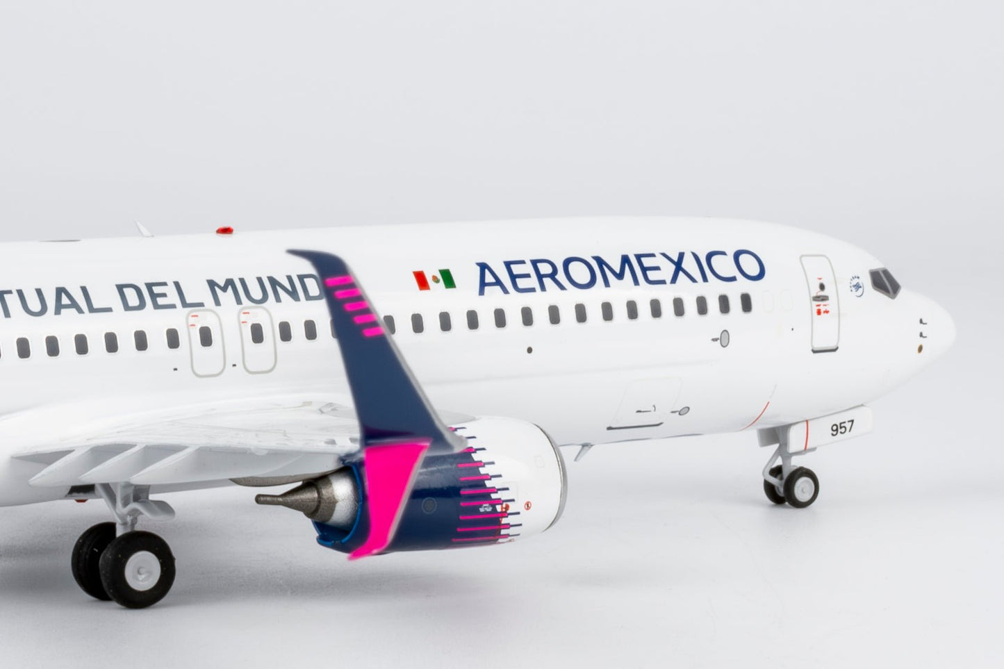 Pre-Order NG Models 8067 1:200 Aeromexico 737-800/w N957AM new paint with scimitar winglets; "La Aerolínea Más Puntual Del Mundo" titles