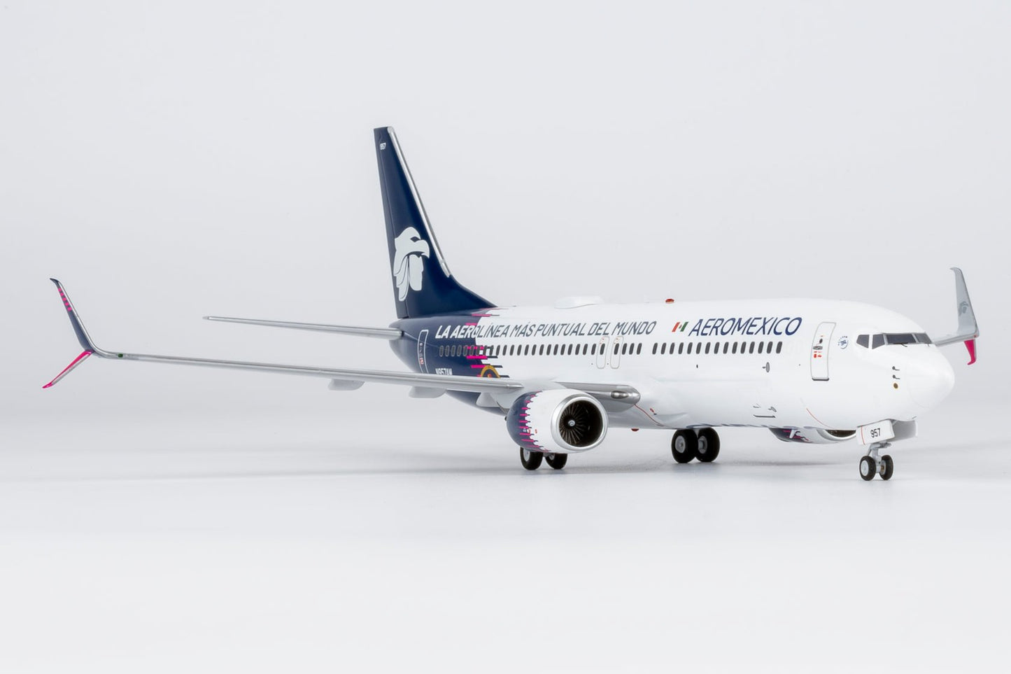 Pre-Order NG Models 8067 1:200 Aeromexico 737-800/w N957AM new paint with scimitar winglets; "La Aerolínea Más Puntual Del Mundo" titles