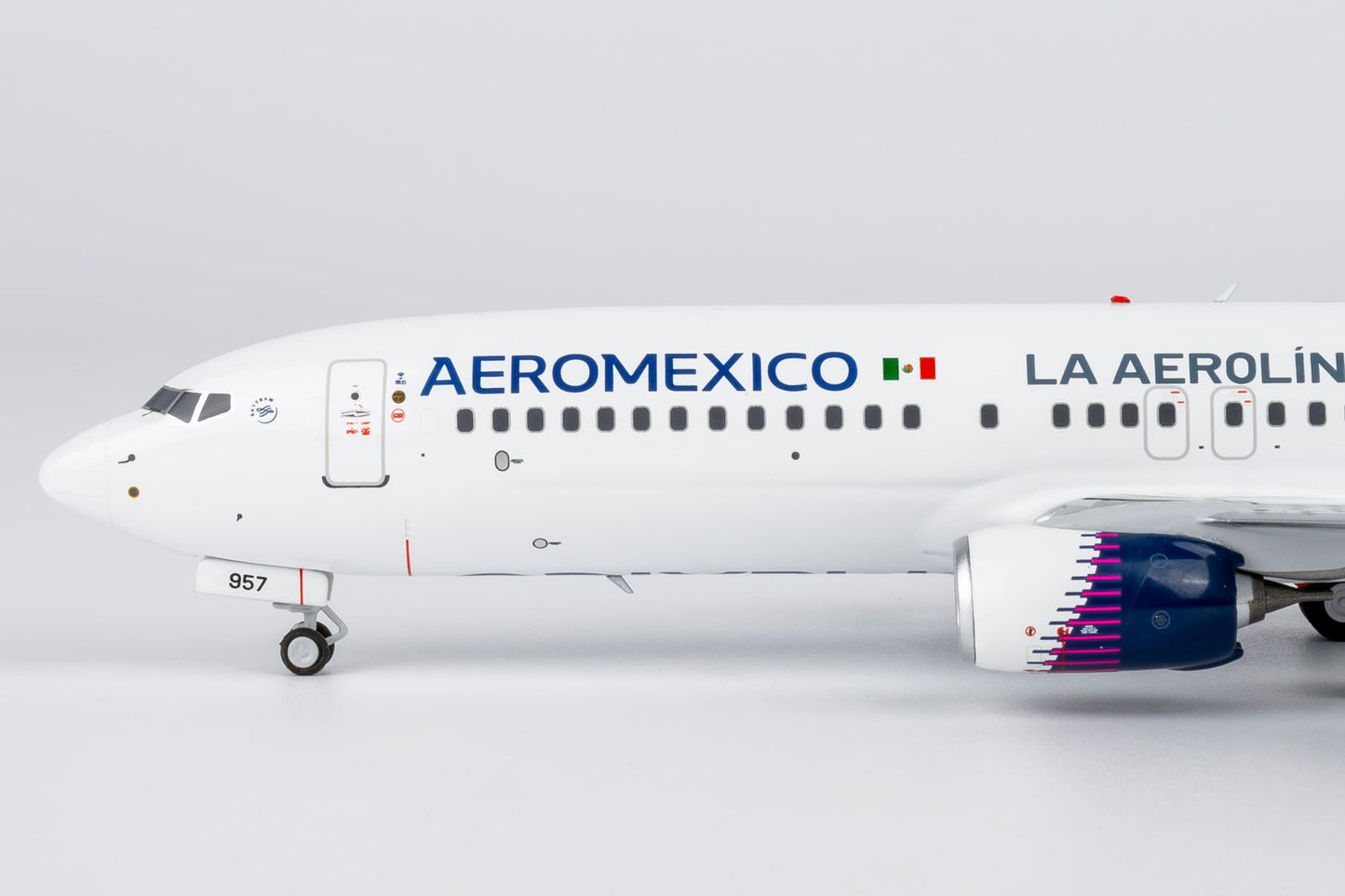 Pre-Order NG Models 8067 1:200 Aeromexico 737-800/w N957AM new paint with scimitar winglets; "La Aerolínea Más Puntual Del Mundo" titles