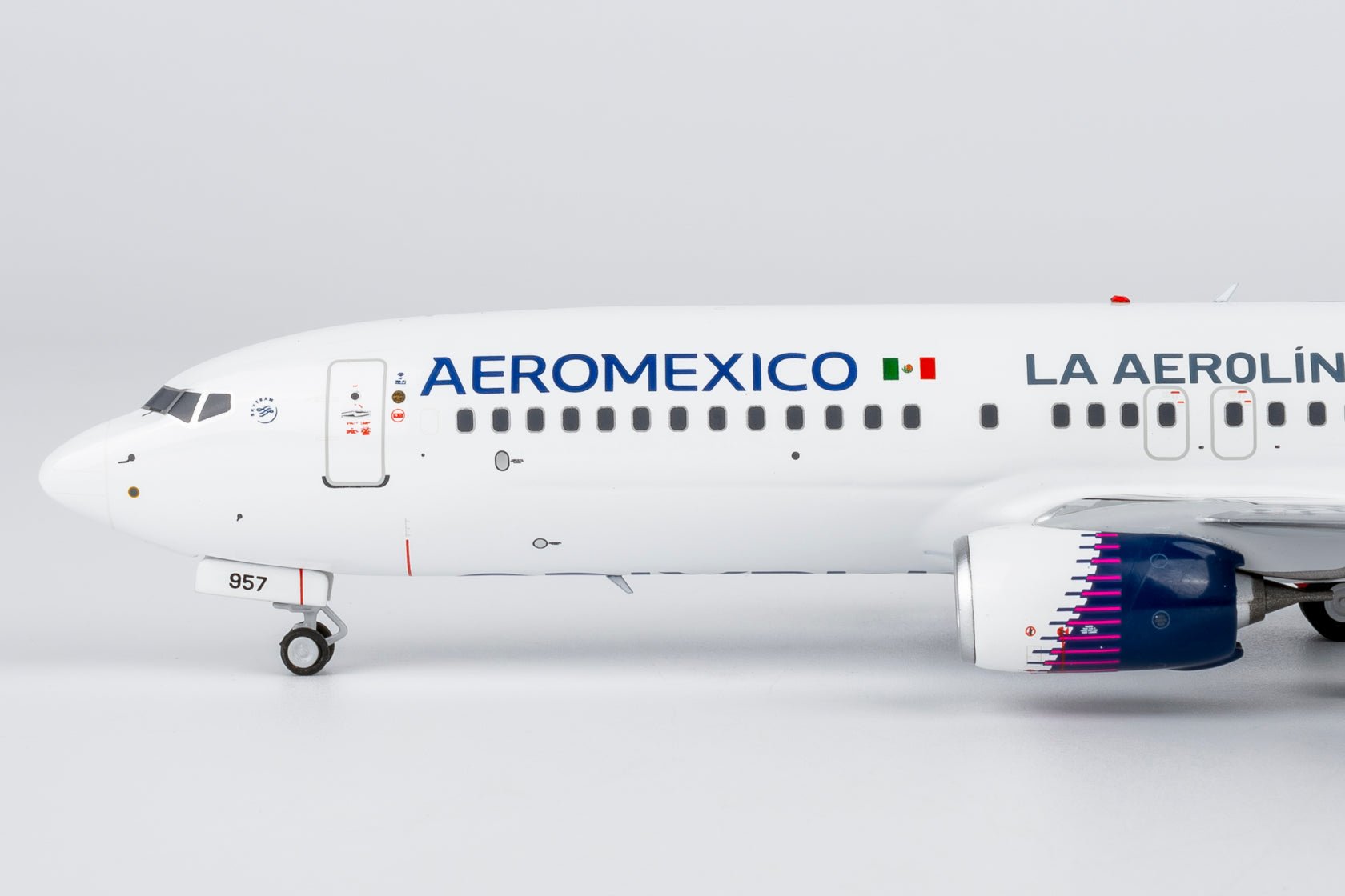 Pre-Order NG Models 8067 1:200 Aeromexico 737-800/w N957AM new paint with scimitar winglets; "La Aerolínea Más Puntual Del Mundo" titles
